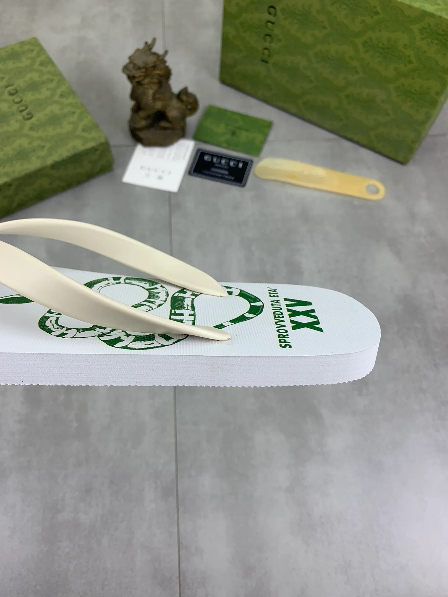 Men's men's shoes 💰P220💰【New style】🆘【GUCCI】Official website's popular Gucci adult couple 🧑‍🤝‍🧑 style, children's flip-flops are on sale at the counter simultaneously! Original fabric imported from Italy. Original bottom provided by the original factory. Size: Adult 36-45. Children’s size: 30-37. Multiple colors available.